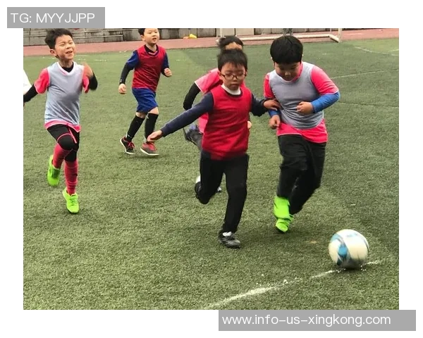 小足球赛的激情与友谊在绿茵场上绽放的精彩瞬间 小足球赛的激情与友谊在绿茵场上绽放的精彩瞬间